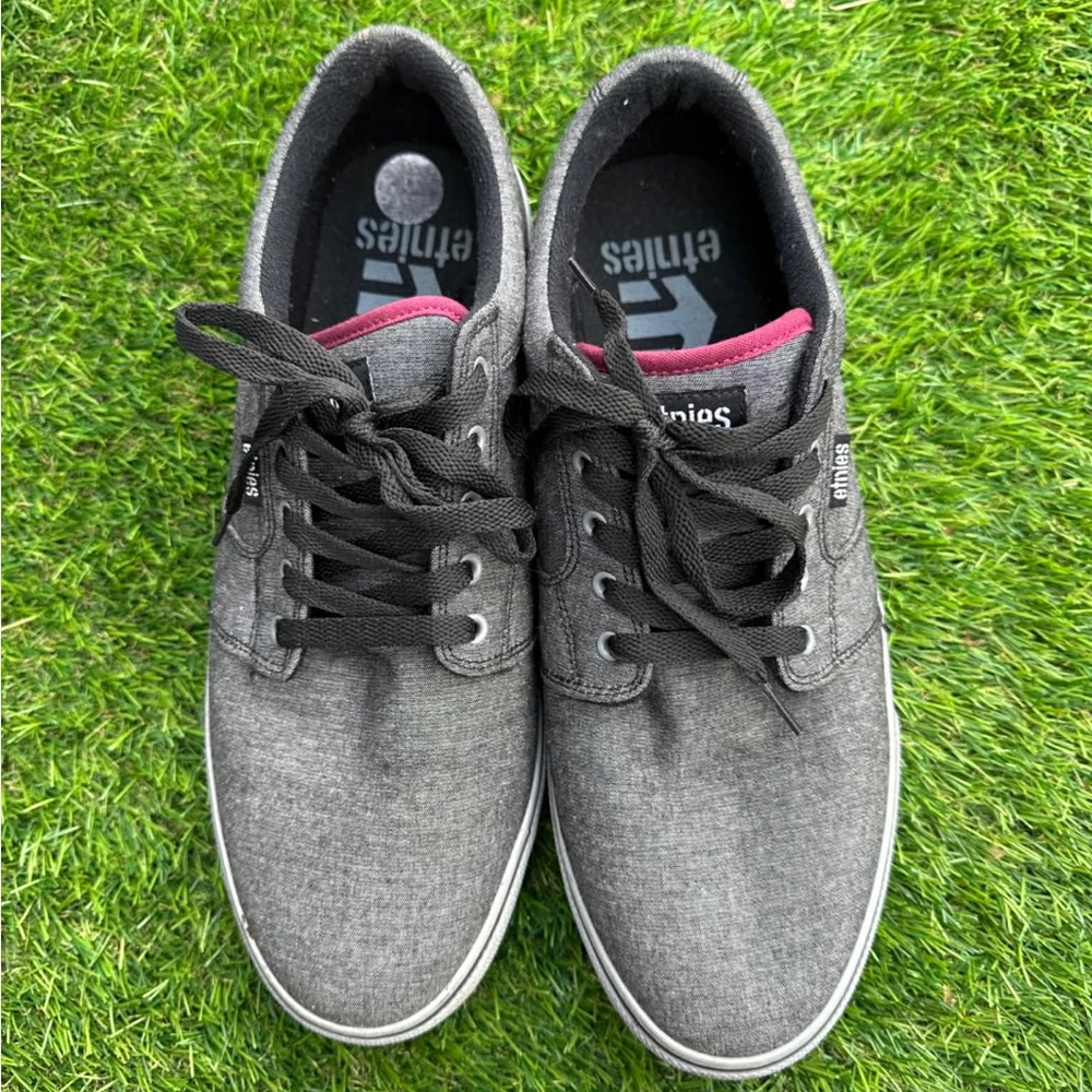 Etnies Men’s Grey Canvas Sneakers with Pink Collar